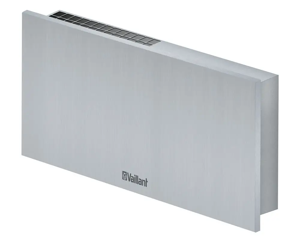 Edelstahl-Fassadenelement mit Lüftungsschlitzen, angebracht an einer Wand, mit gut sichtbarem Vaillant-Logo auf der Vorderseite.